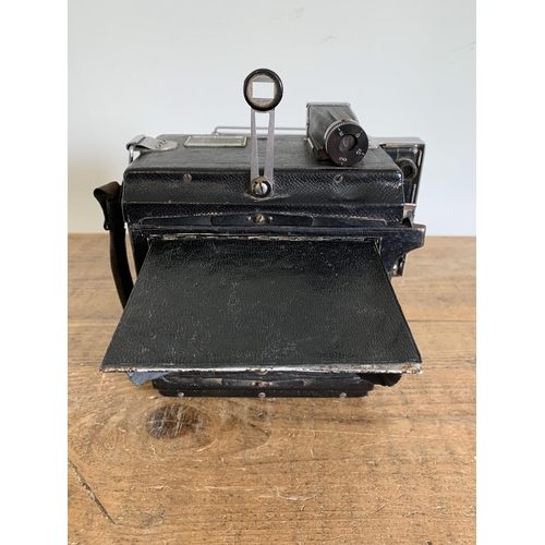 181 - A Graflex Speed Graphic camera, comes with two photographic plates