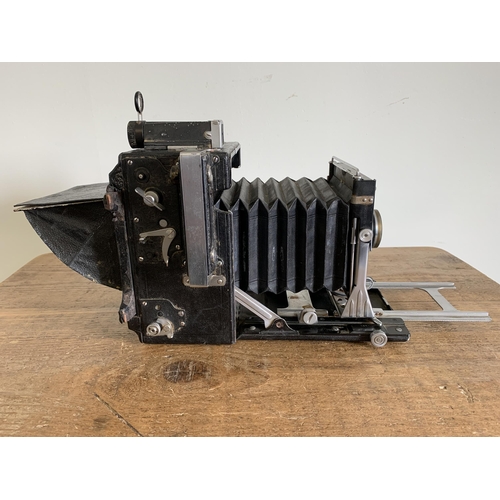 181 - A Graflex Speed Graphic camera, comes with two photographic plates