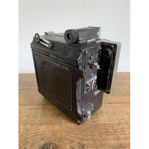 181 - A Graflex Speed Graphic camera, comes with two photographic plates