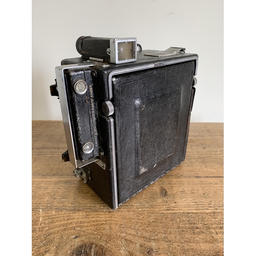 181 - A Graflex Speed Graphic camera, comes with two photographic plates