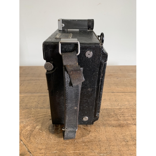 181 - A Graflex Speed Graphic camera, comes with two photographic plates