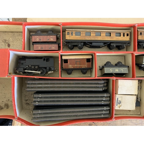 61 - A vintage boxed 'TTR Trix Twin Railway' set, includes engine, carriages, track and accessories (play... 