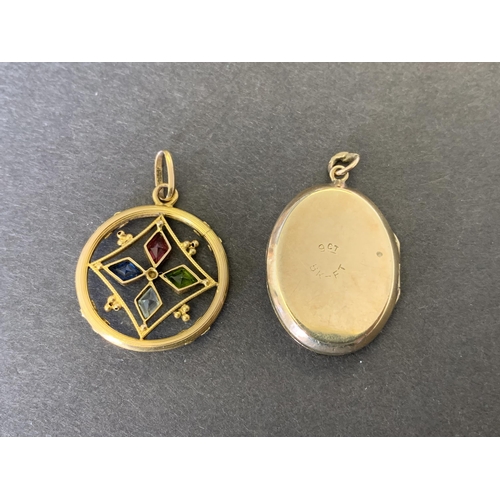 116 - A yellow metal (although marked on top ring) and paste stone set pendant, weight approx. 1.5g plus a... 