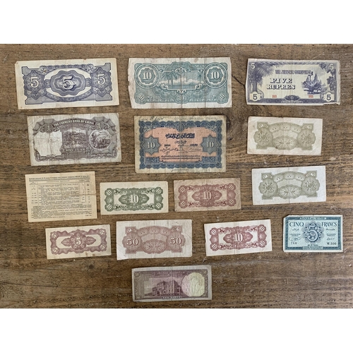 199 - Mixed vintage world banknotes, countries include Japan, Morocco and Russia (all are in circulated co... 