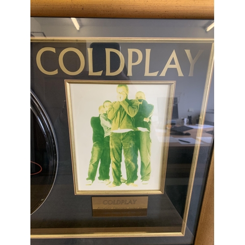 252 - A framed 'Remo Weatherking Ebony Ambassador' drumskin signed by Coldplay in gilt framed case, carrie... 