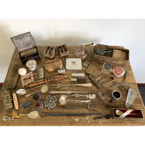 290 - A selection of items of interest including plated wares, costume jewellery etc