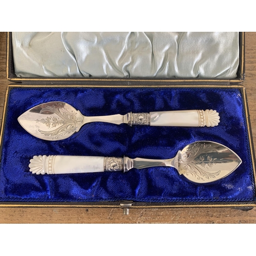 294 - Cased silver plated fish servers, a pair of plate and mother-of-pearl spoons plus a set of plated co... 