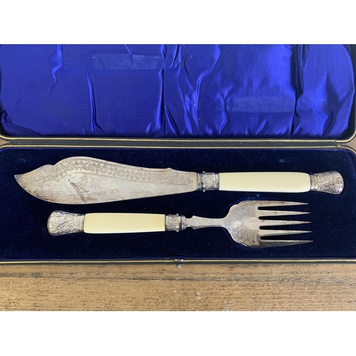 294 - Cased silver plated fish servers, a pair of plate and mother-of-pearl spoons plus a set of plated co... 