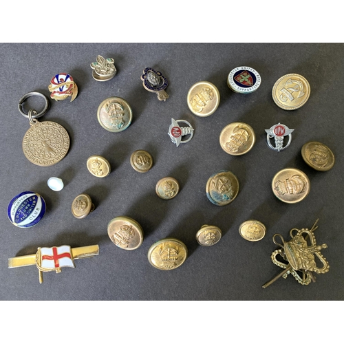 90 - A small wooden box with various military buttons and odd badges