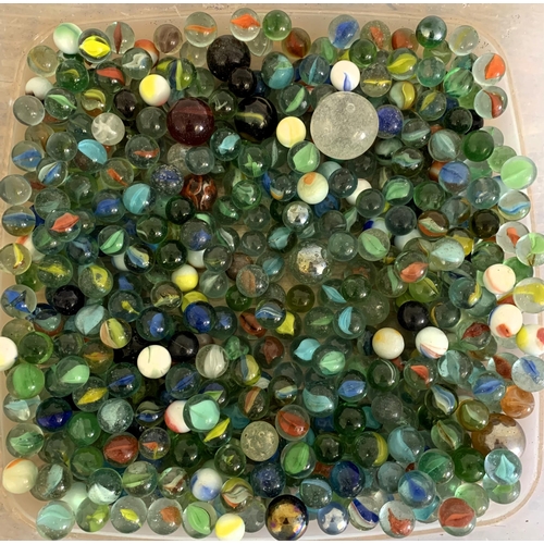 151 - A selection of vintage marbles (playworn)