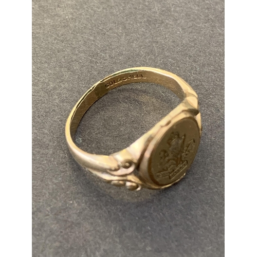 63 - An early 20th Century North Irish horse 'gold shell' ring, approx. size N 1/2 (wear to metal and old... 