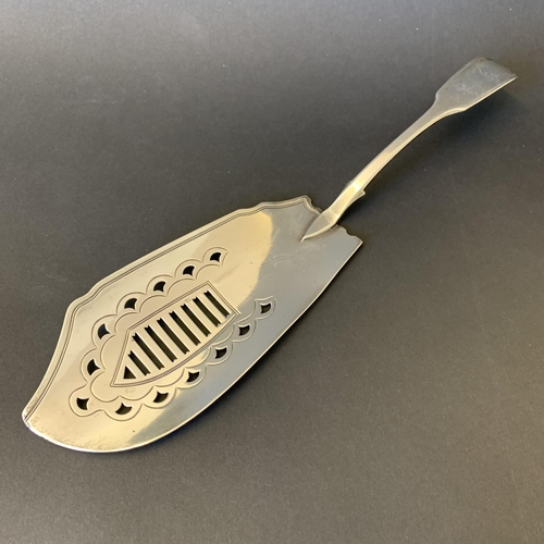 107 - A Georgian hallmarked silver fish slice with pierced decoration, London 1806, maker Thomas Wallis 2n... 