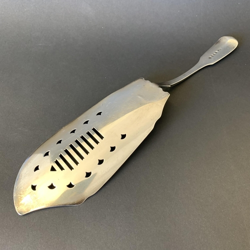 107 - A Georgian hallmarked silver fish slice with pierced decoration, London 1806, maker Thomas Wallis 2n... 