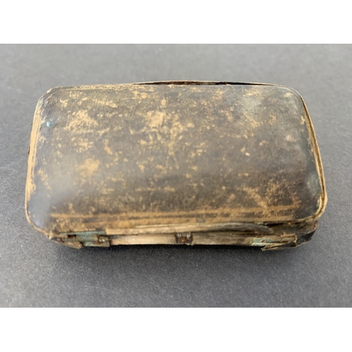 112 - A cased 15ct gold top and bottom cheroot holder (box as found)