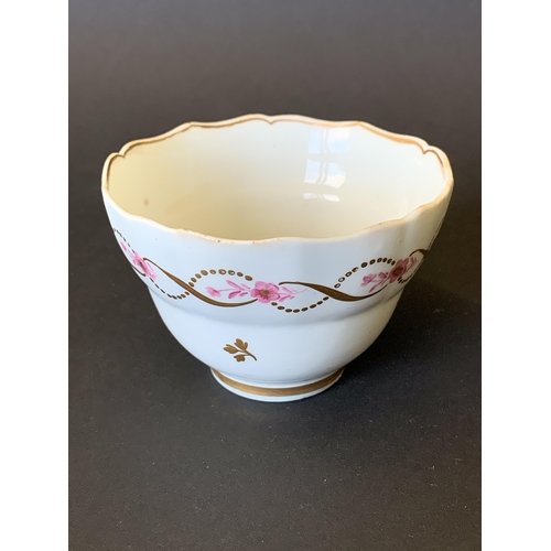 139 - Lowestoft porcelain ogee tea bowl and saucer with gilt and floral sprays (damage to saucer, tea bowl... 