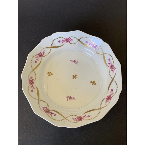 139 - Lowestoft porcelain ogee tea bowl and saucer with gilt and floral sprays (damage to saucer, tea bowl... 