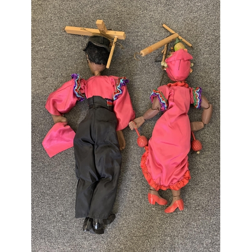 161 - A pair of vintage carved and painted wood puppets of Spanish flamenco dancers in costume, approx. 22... 