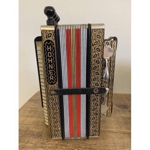 195 - Circa 1960's Hohner Melodeon in the key of 'C', comes in original card box (mild signs of use)