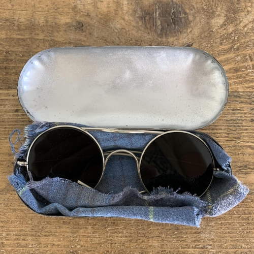 276 - WW2 era military style anti glare sun glasses in metal tin