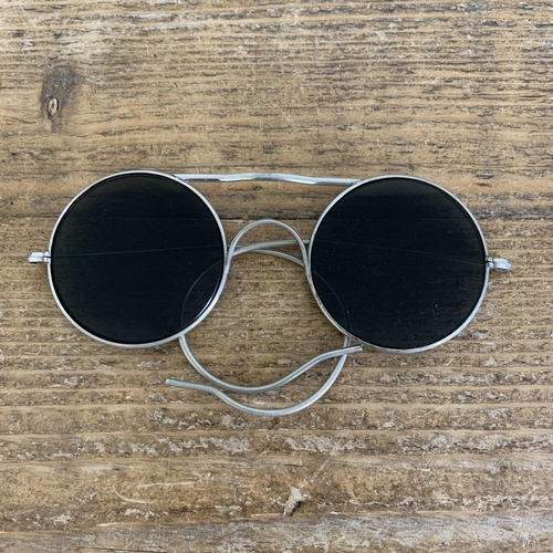 276 - WW2 era military style anti glare sun glasses in metal tin