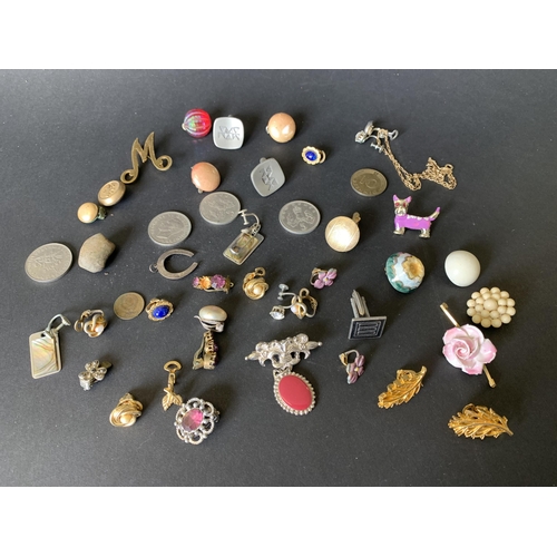 340 - Mixed items including costume jewellery, Kigu compact (formally musical), a small piece of desert ro... 