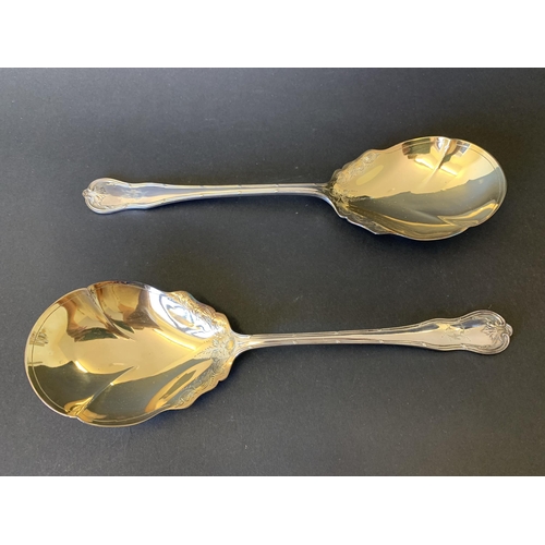 103 - A fine pair of silver plated servings spoons with gilded bowls, in original case