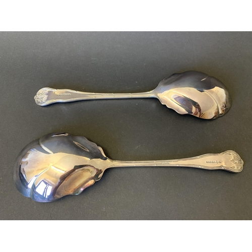 103 - A fine pair of silver plated servings spoons with gilded bowls, in original case