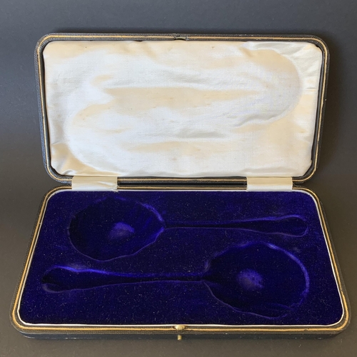 103 - A fine pair of silver plated servings spoons with gilded bowls, in original case