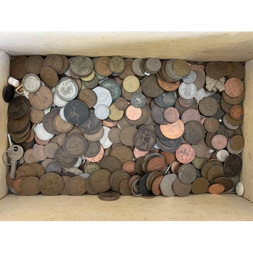 137 - A box of mixed vintage mainly UK coinage plus some commemoratives and a WW2 Defence medal