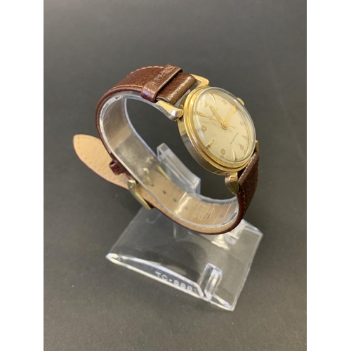 206 - A vintage boxed Bulova self-winding wristwatch on brown leather strap, 30mm dia (minor scuffs on cry... 