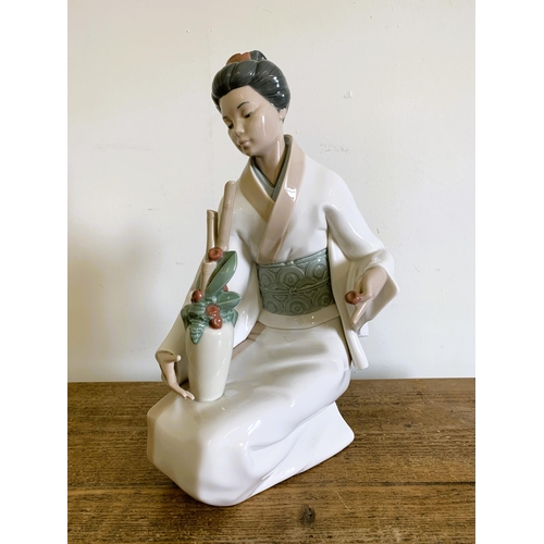 158 - A large Lladro Japanese Geisha figurine, Daisa 1996, 13 3/4