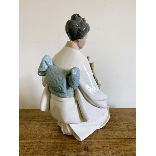 158 - A large Lladro Japanese Geisha figurine, Daisa 1996, 13 3/4