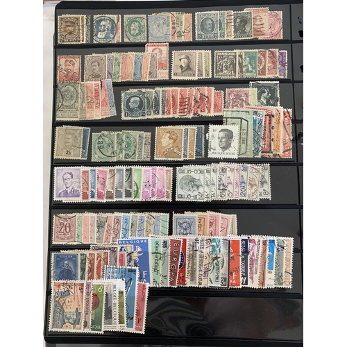 182 - A mixed lot of vintage world postage stamps in a lever arch file