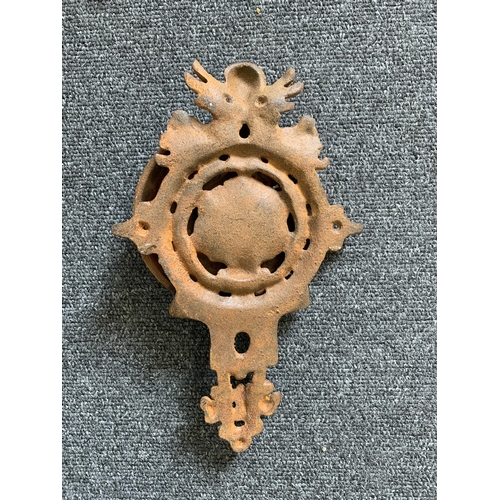 185 - An ornate antique small plant pot wall holder, 4 1/2