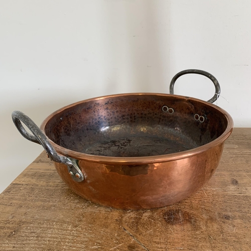 187 - A vintage copper pan, 13