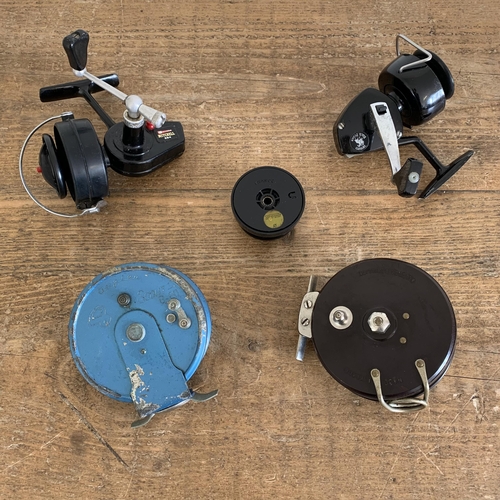 225 - A selection of vintage fishing reels including Bakelite 'Allcock Aerialite', Mitchell, Intrepid and ... 