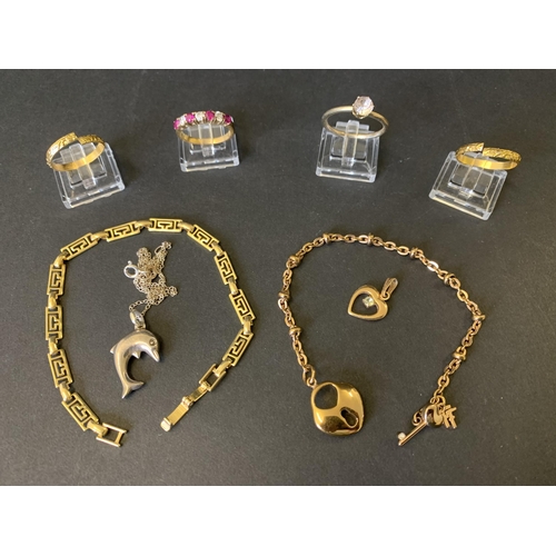 86 - A selection of yellow metal costume jewellery