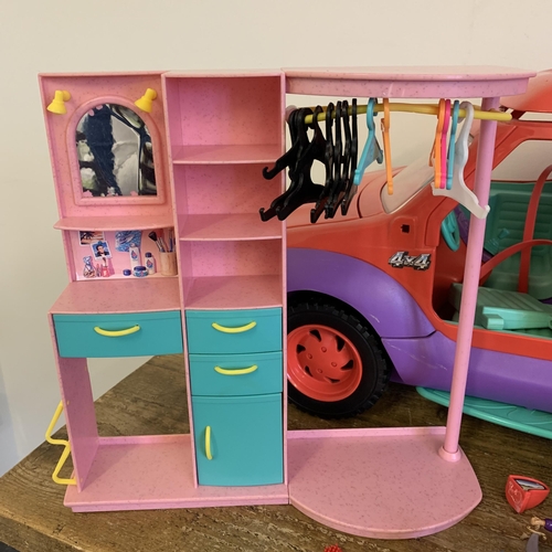 218 - A vintage Sindy jeep with accessories (damage to roof, as found), a Sindy wardrobe set plus an Aladd... 