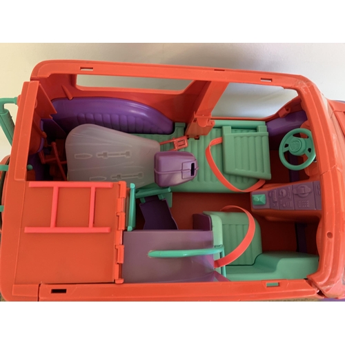 218 - A vintage Sindy jeep with accessories (damage to roof, as found), a Sindy wardrobe set plus an Aladd... 