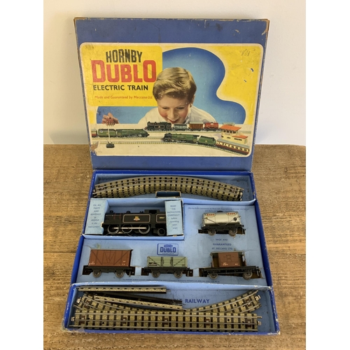 224 - A boxed Hornby Dublo 1960's train set (looks to be complete, very light playwear)