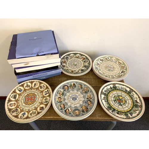 262 - Seven boxed and fifteen unboxed Wedgwood year/calendar plates, mixed years from the late 1970's to e... 