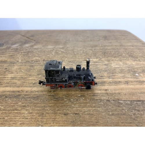 340 - A selection of N gauge engines, carriages, tenders etc including track (mild playwear, one engine wi... 