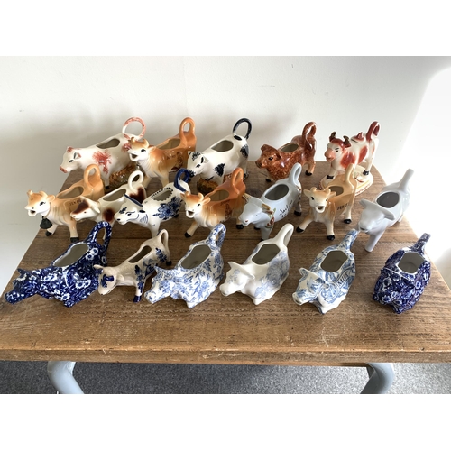 396 - Eighteen vintage ceramic cow creamers