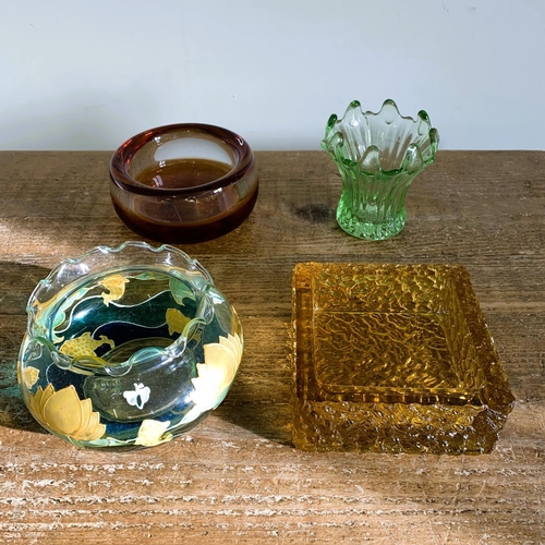 401 - A Whitefriars style bark finish bowl plus an Art glass bowl, a Yassmin Sanders Art glass bowl etc