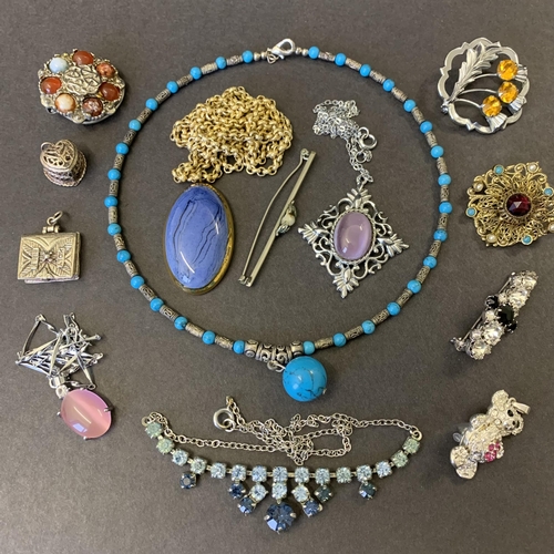 338 - A selection of good quality costume jewellery including necklaces, brooches etc