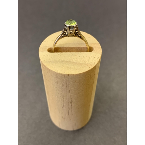 121 - An 18ct gold and platinum peridot set ring, approx. size K 1/2, weight approx. 2g