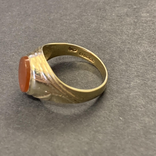 125 - A 9ct gold and carnelian stone set ring, approx. size O 1/2, weight approx. 3.6g