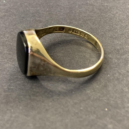 128 - A 9ct gold and black stone ring, approx. size V, weight approx. 3.5g