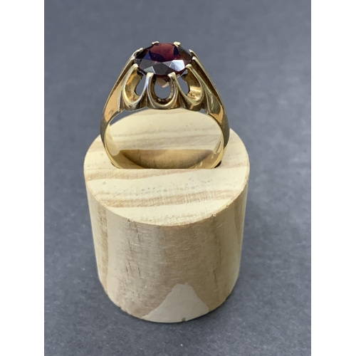 135 - A 9ct gold and red stone set ring, approx. size U, weight approx. 7g