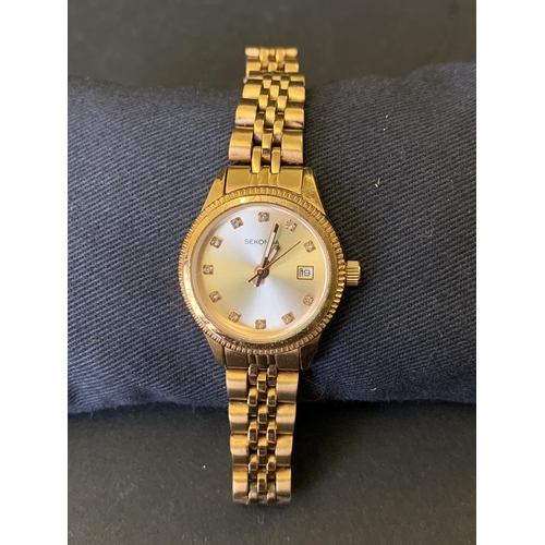 154 - A vintage ladies Sekonda quartz wristwatch on original strap, 25mm dia, ticks and runs